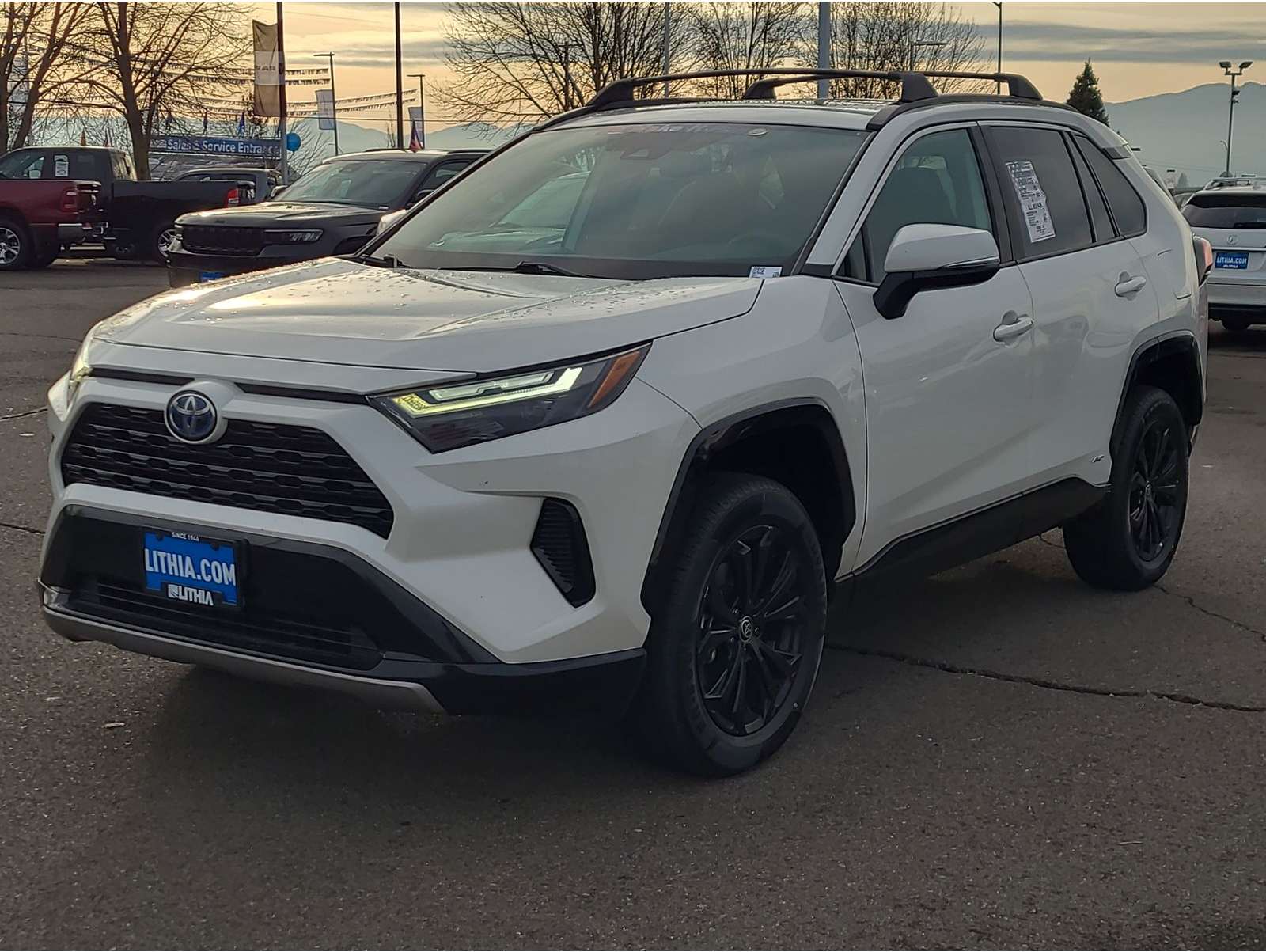 2022 Toyota RAV4 SE's photo