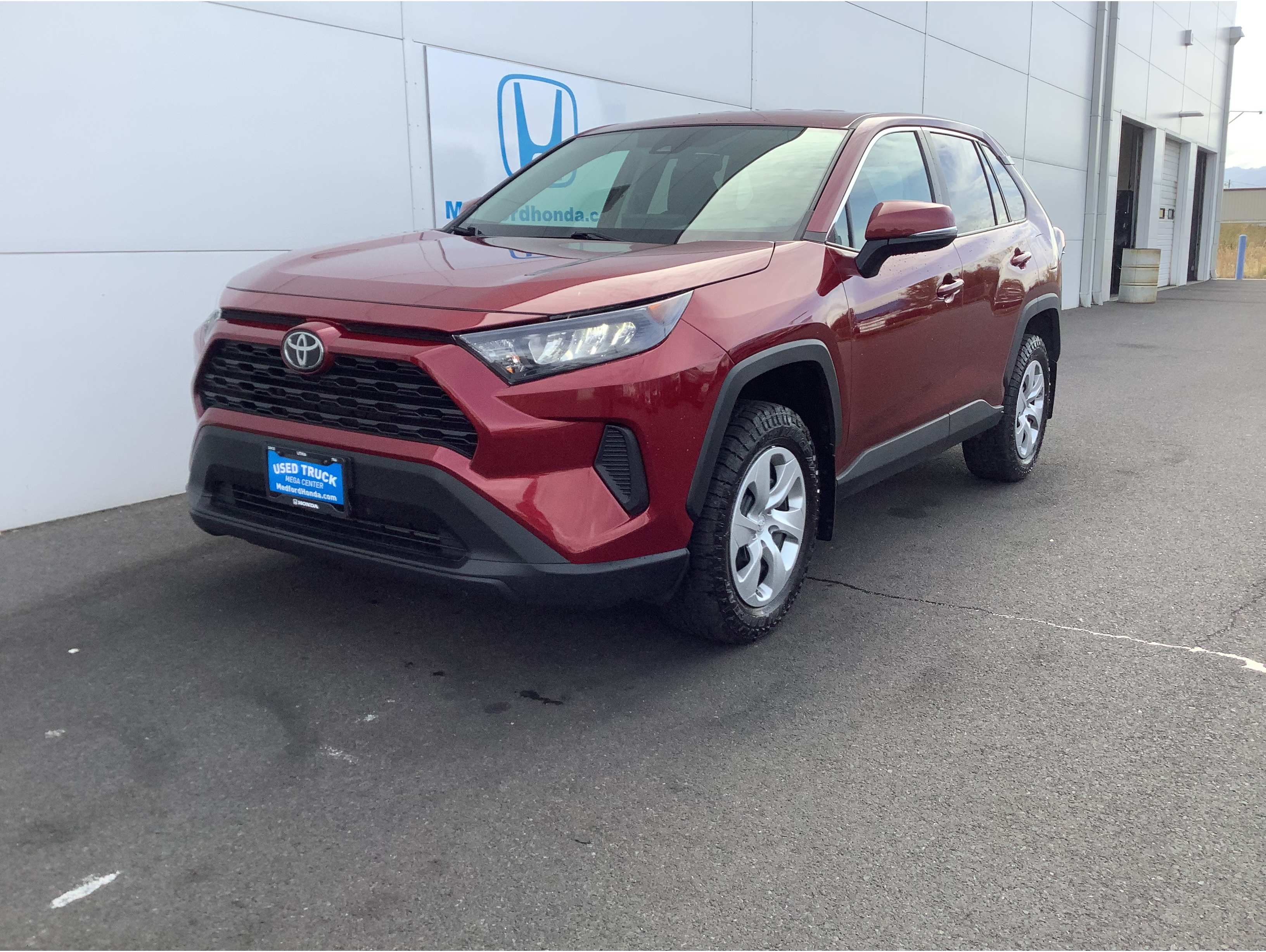 2022 Toyota RAV4 LE's photo
