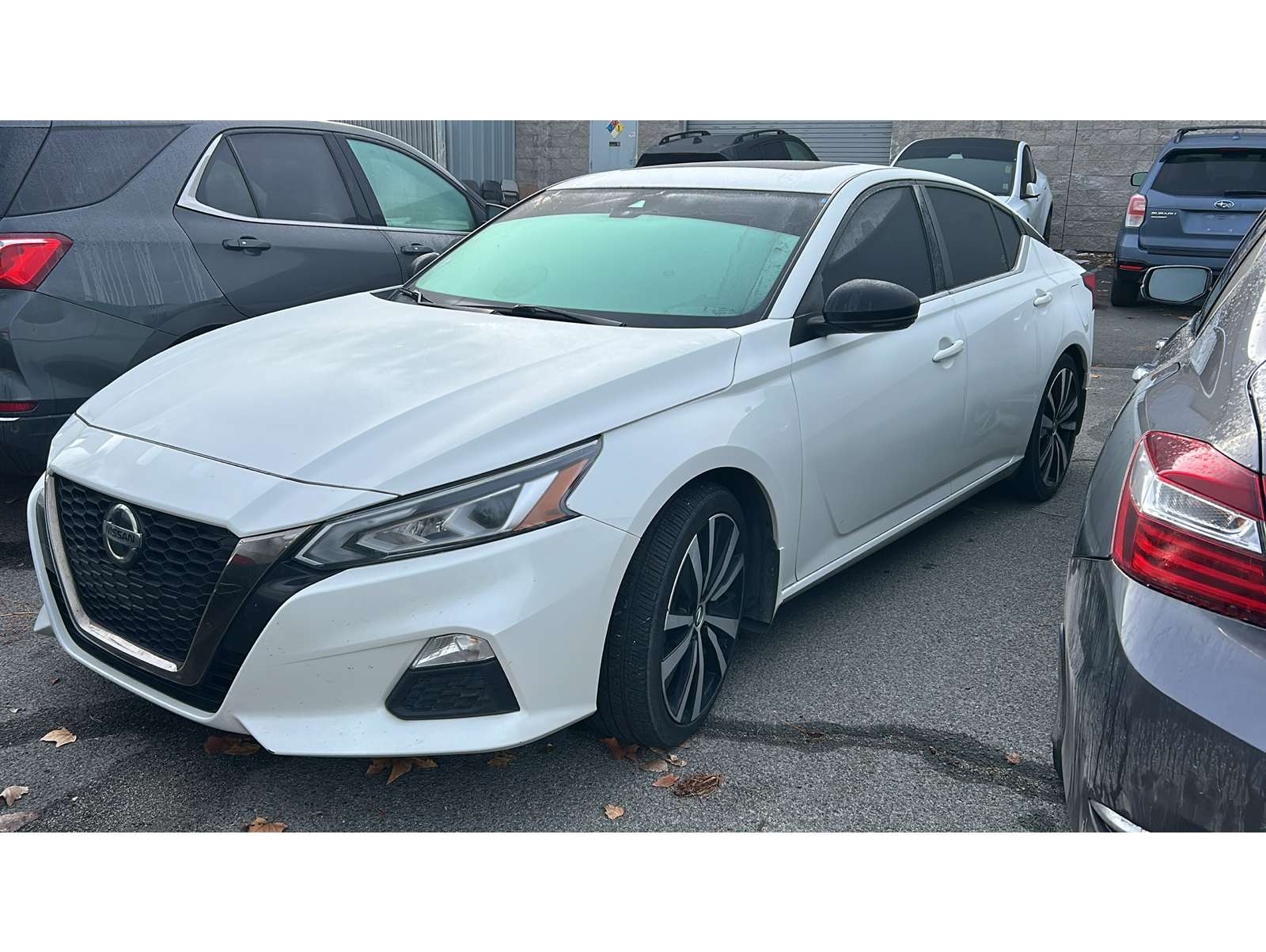 2022 Nissan Altima SR's photo