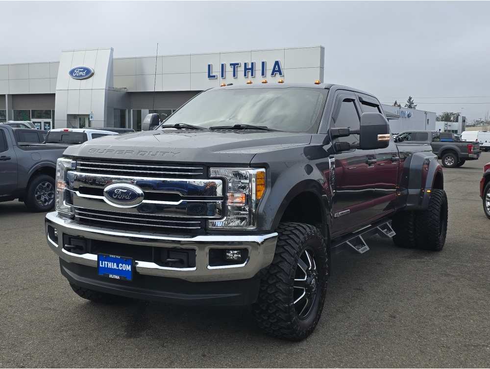 2017 Ford F-350 Super Duty Lariat's photo