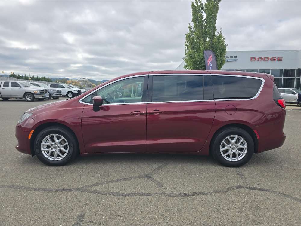 2022 Chrysler Voyager LX