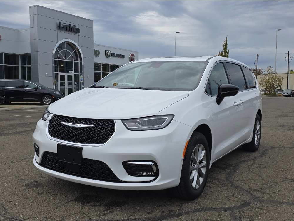 2026 Chrysler Pacifica Select's photo