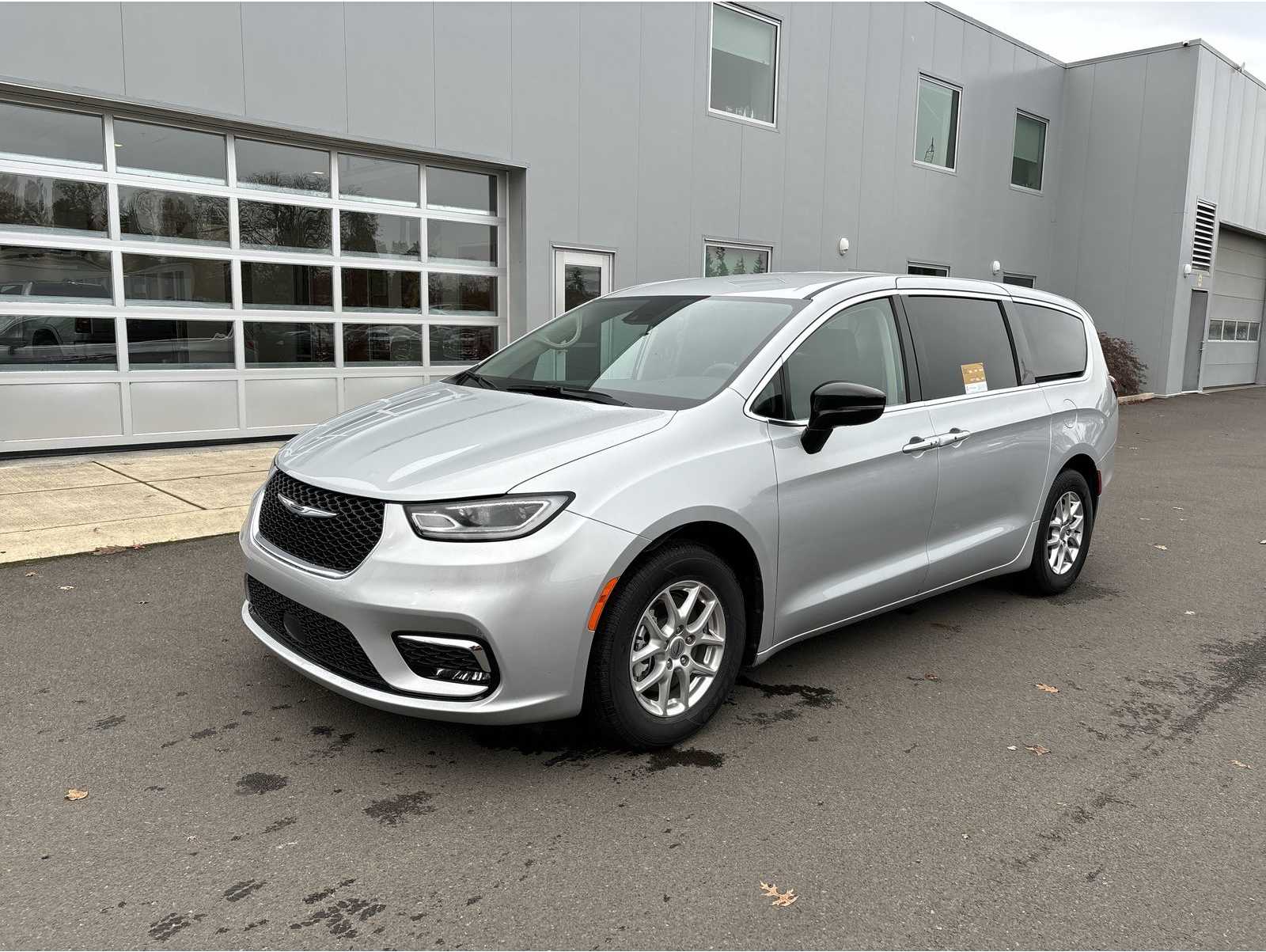 2024 Chrysler Pacifica Touring L's photo