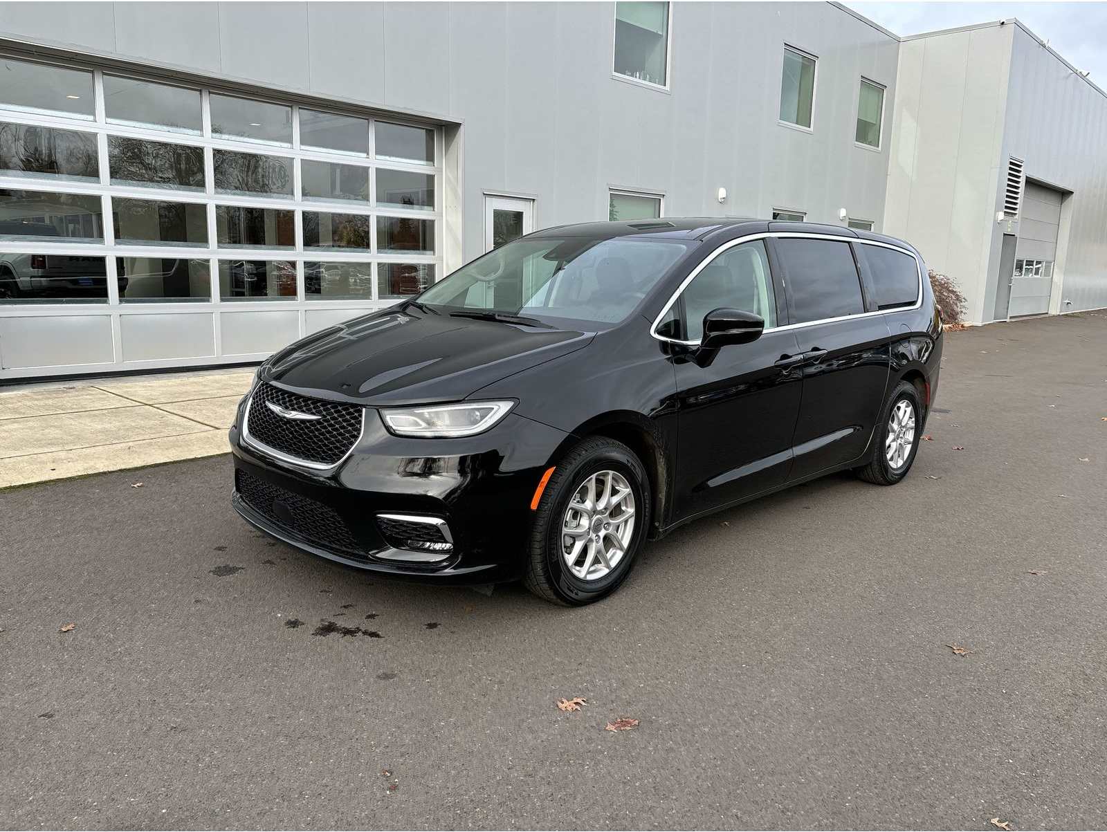 2024 Chrysler Pacifica Touring L's photo