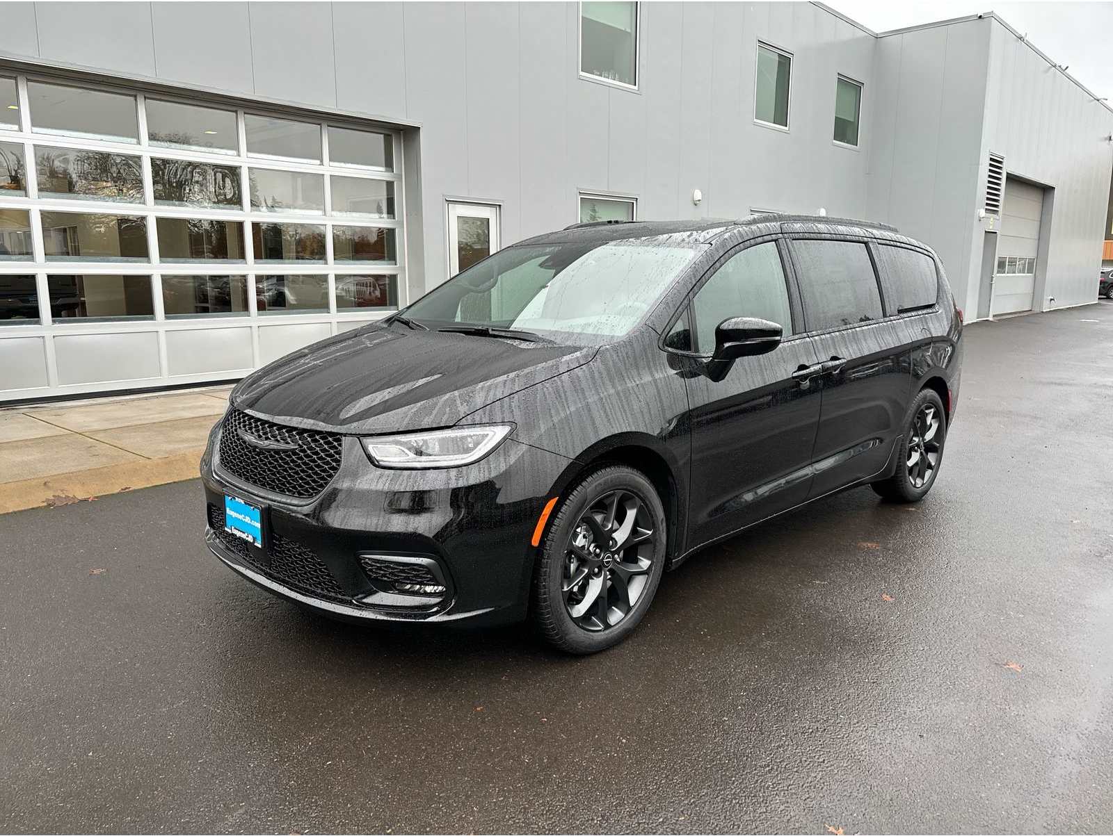 2026 Chrysler Pacifica Select's photo