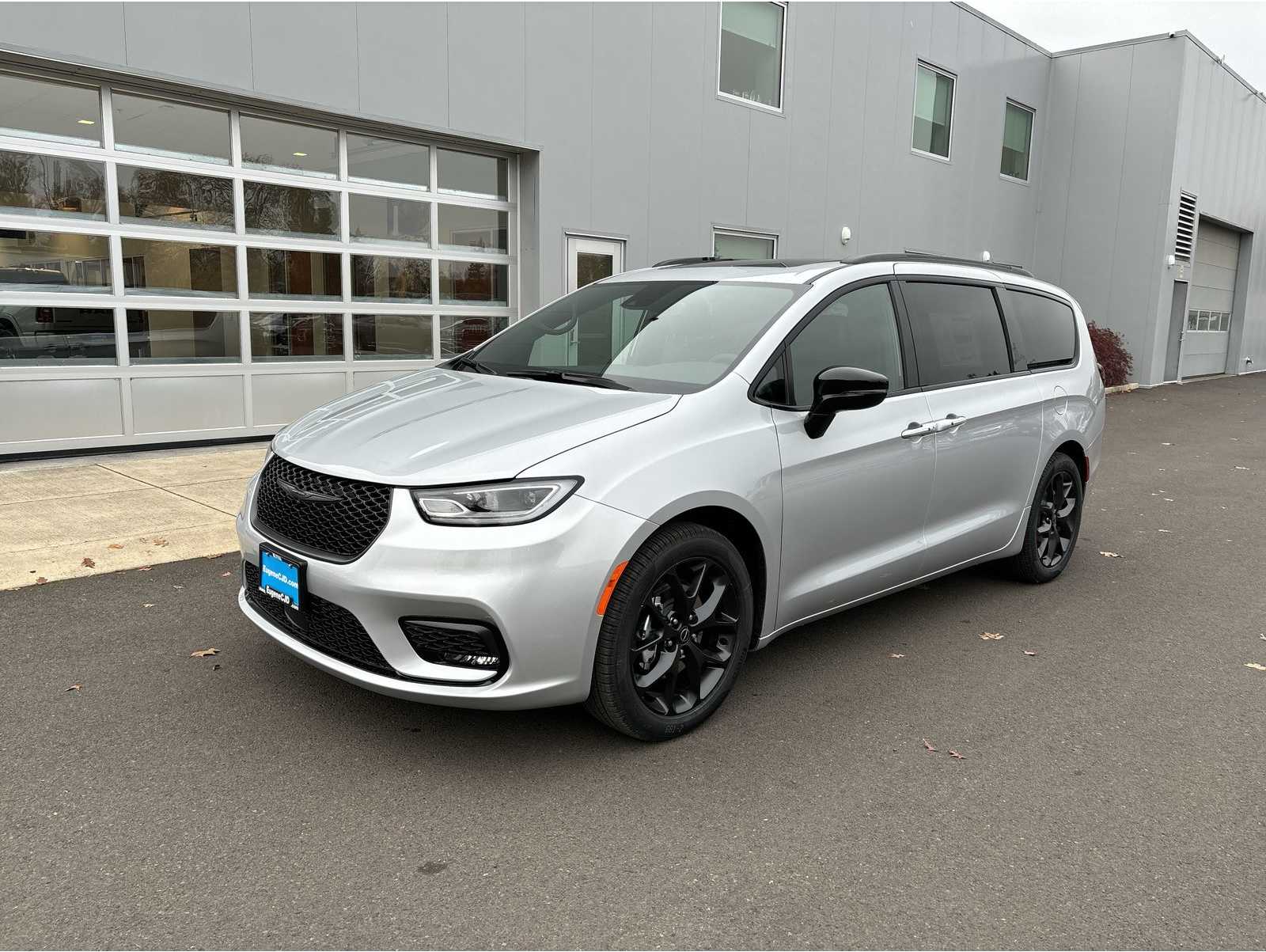 2026 Chrysler Pacifica Select's photo