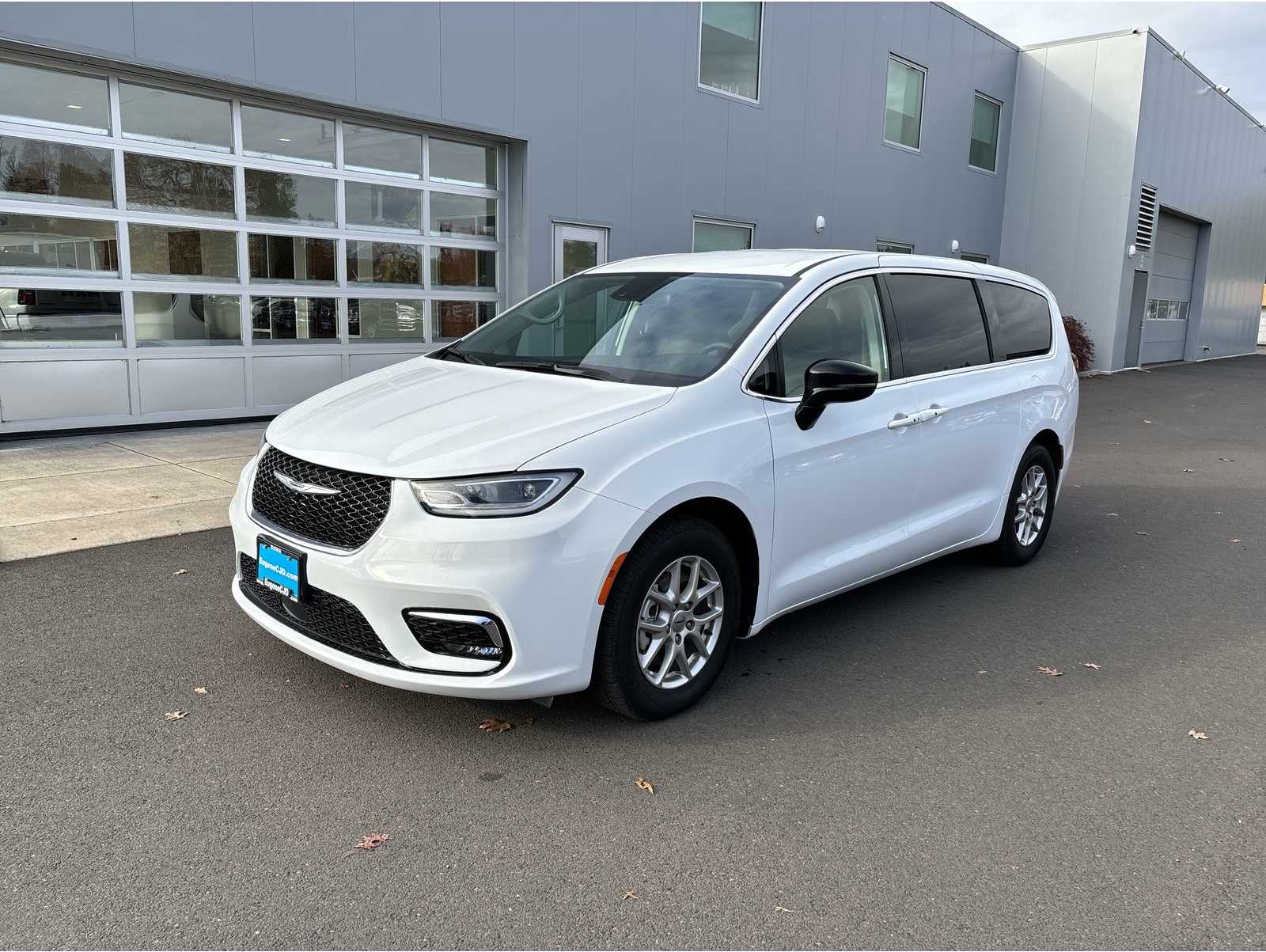 2024 Chrysler Pacifica Touring L's photo