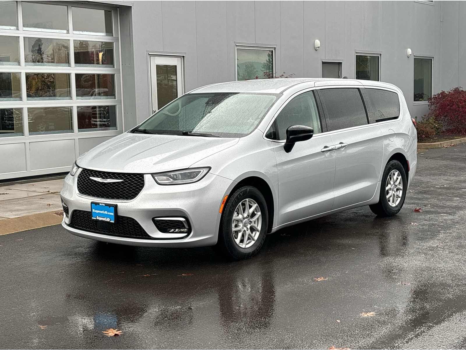 2024 Chrysler Pacifica Touring L's photo