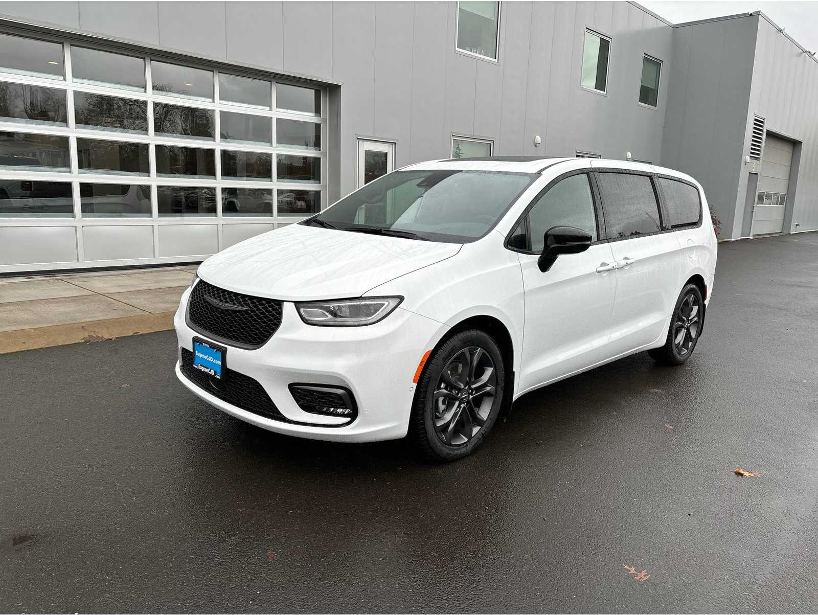 2026 Chrysler Pacifica Select's photo