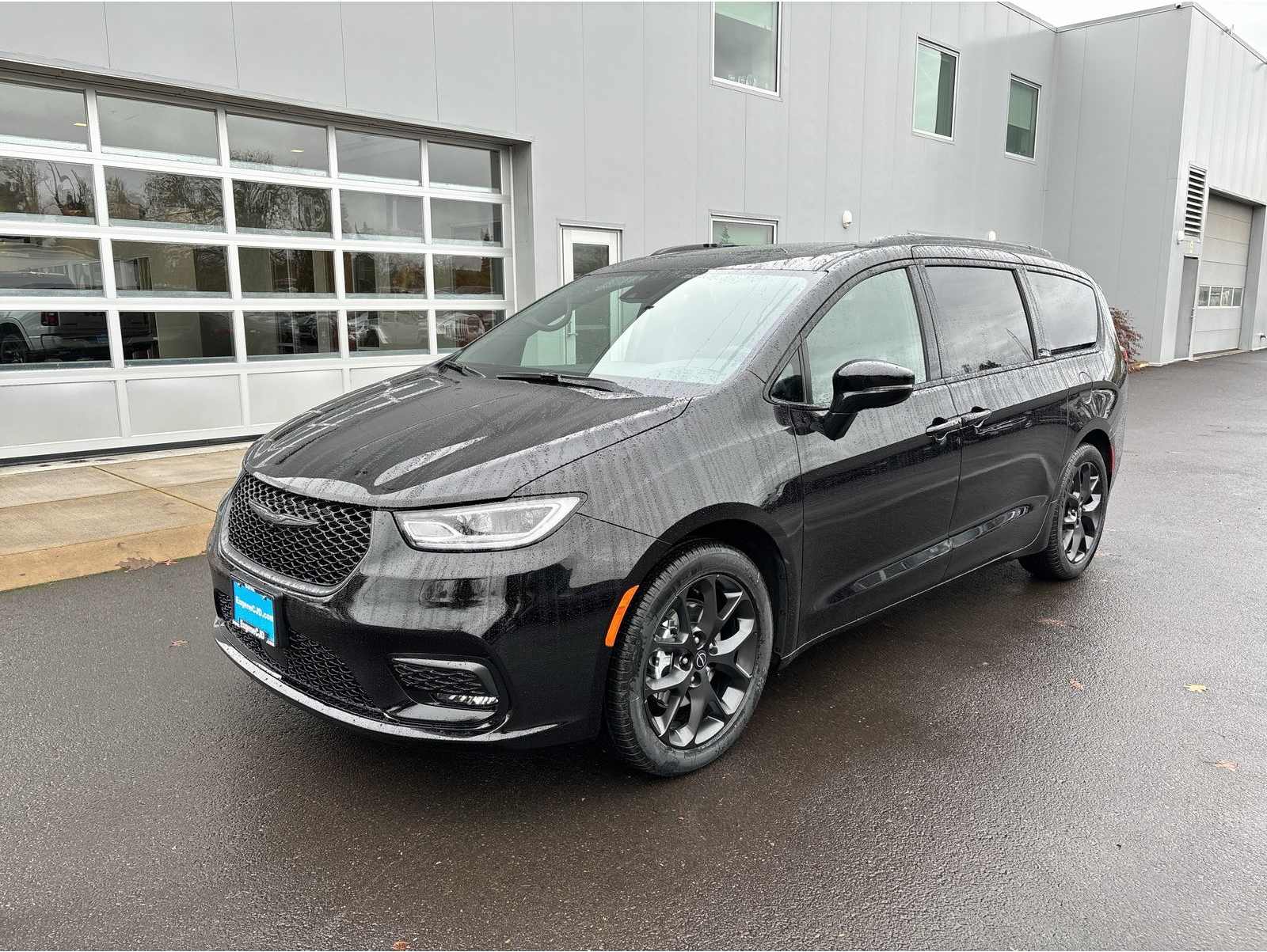 2026 Chrysler Pacifica Select's photo