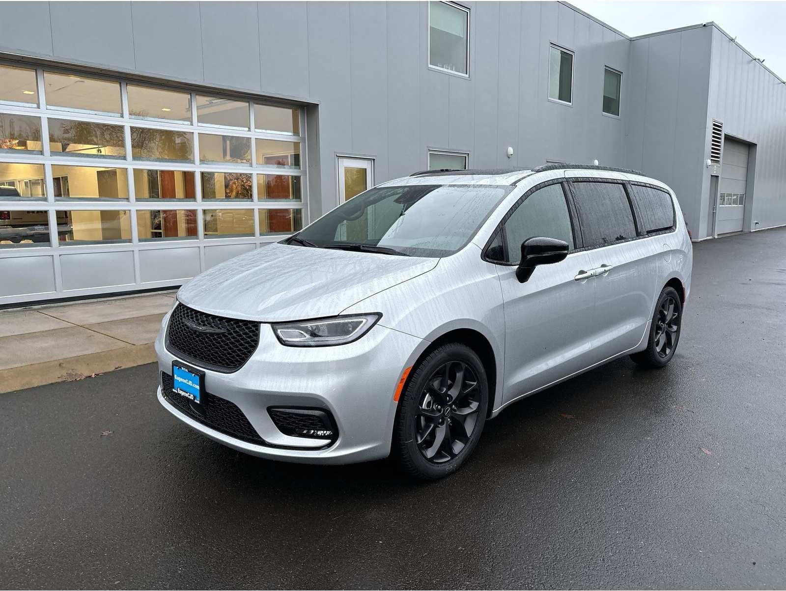 2026 Chrysler Pacifica Select's photo