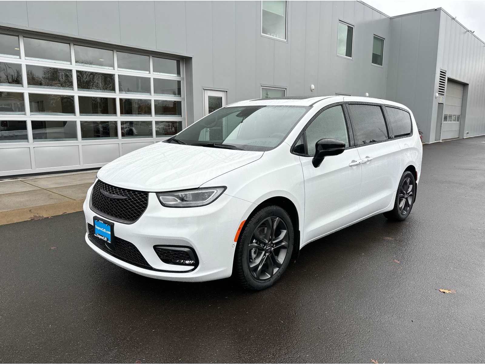 2026 Chrysler Pacifica Select's photo