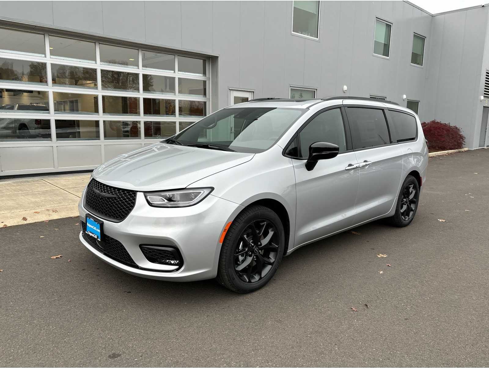 2026 Chrysler Pacifica Select's photo