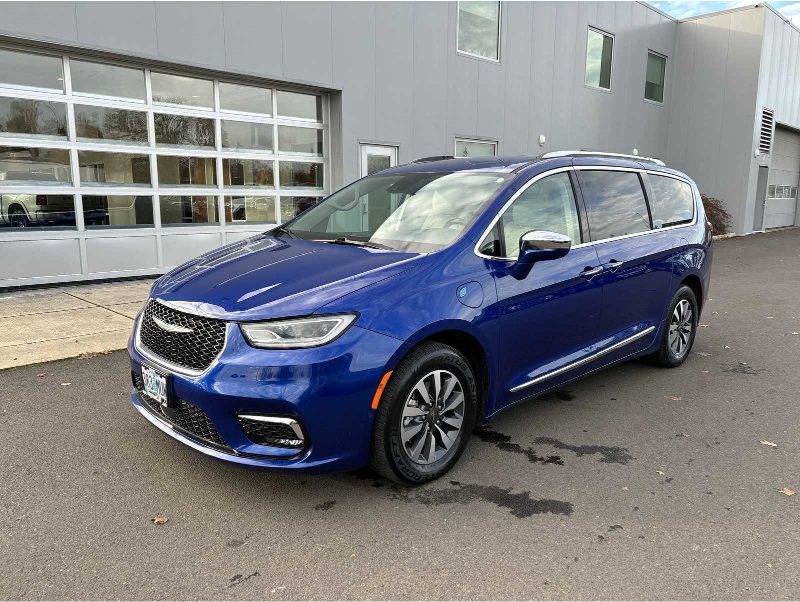 2021 Chrysler Pacifica Hybrid Limited's photo