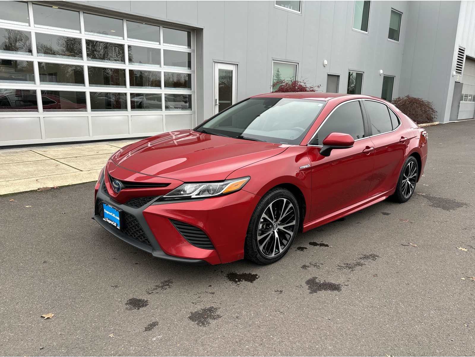 2020 Toyota Camry SE's photo