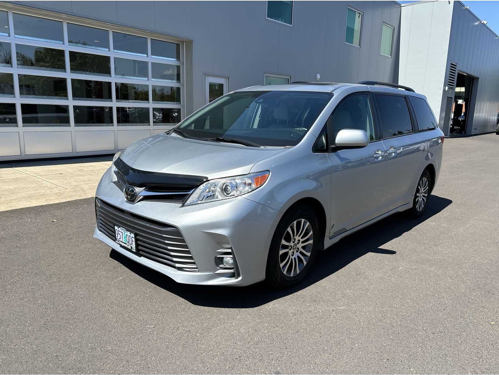2020 Toyota Sienna XLE's photo