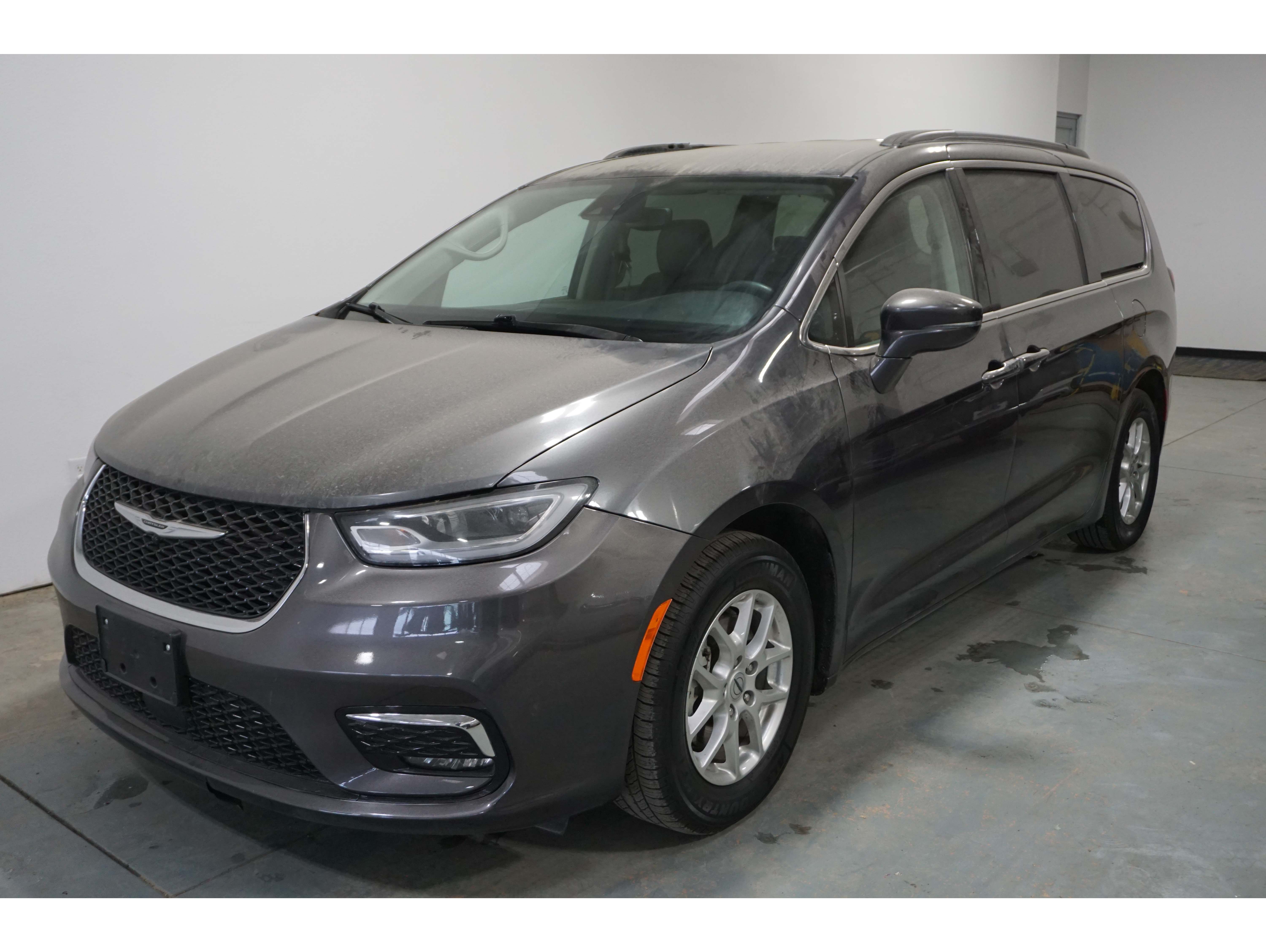 2022 Chrysler Pacifica Touring L's photo