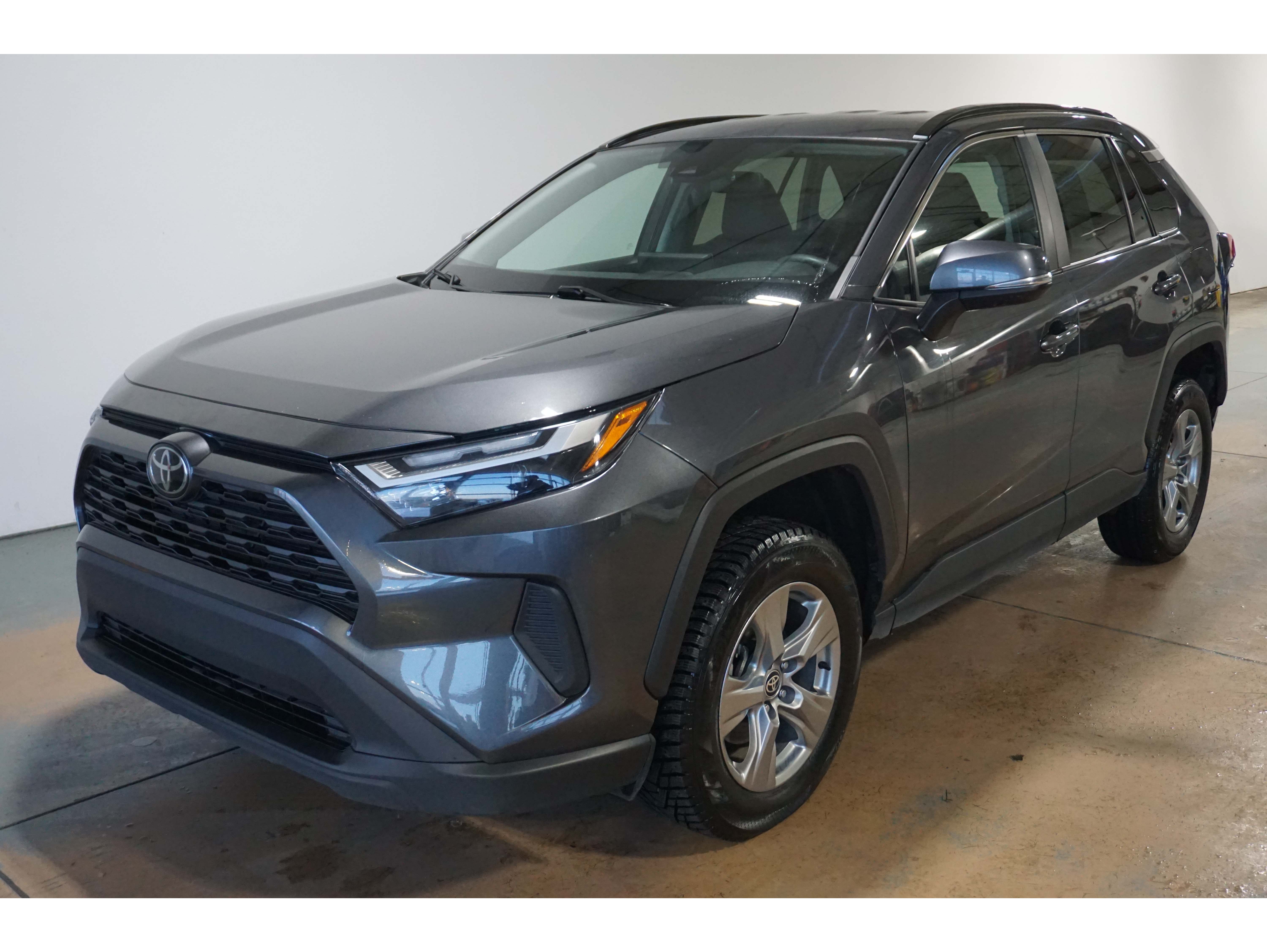 2024 Toyota RAV4 XLE's photo