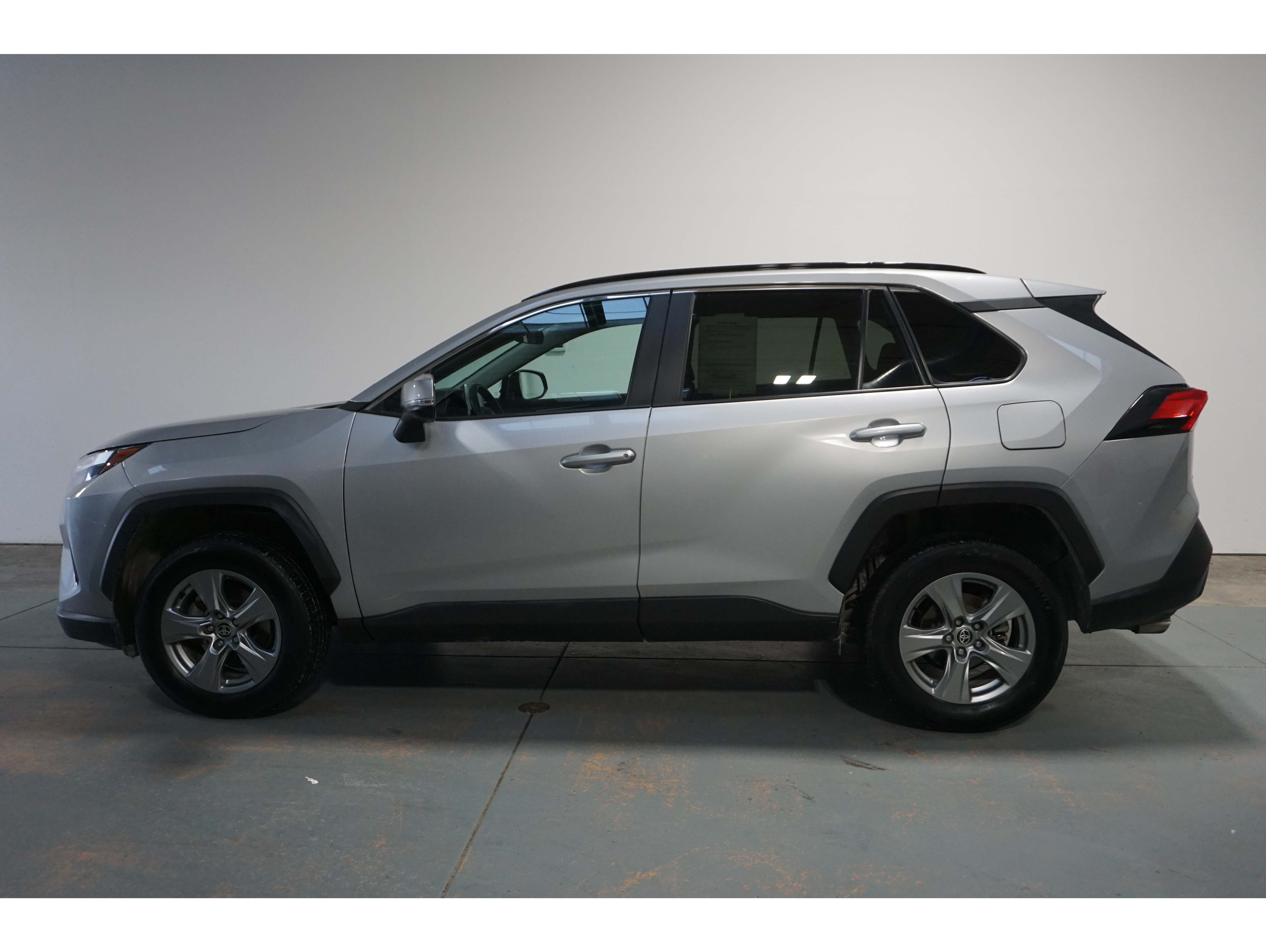 2023 Toyota RAV4 XLE's photo