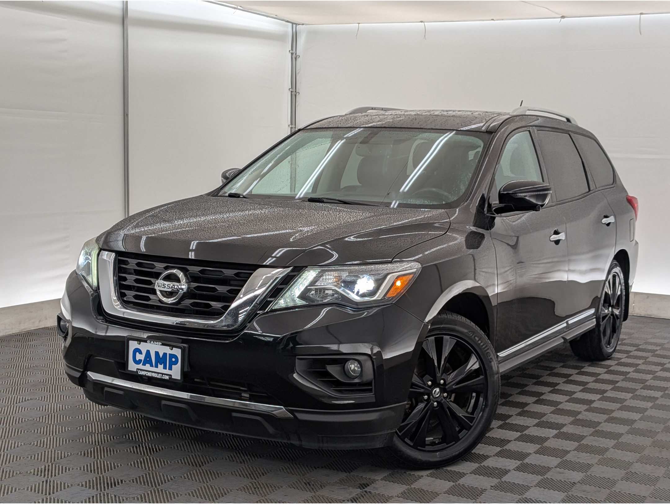 2017 Nissan Pathfinder Platinum's photo