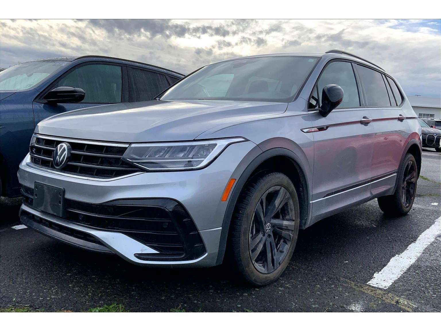 2024 Volkswagen Tiguan SE R-LINE BLACK's photo