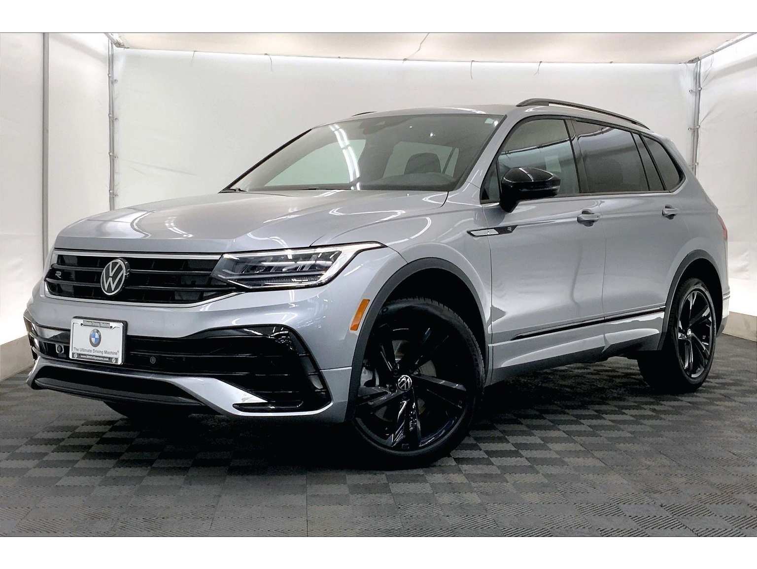 2024 Volkswagen Tiguan SE R-LINE BLACK's photo