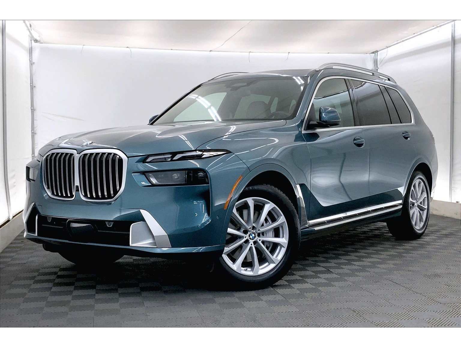 2023 BMW X7 40i's photo