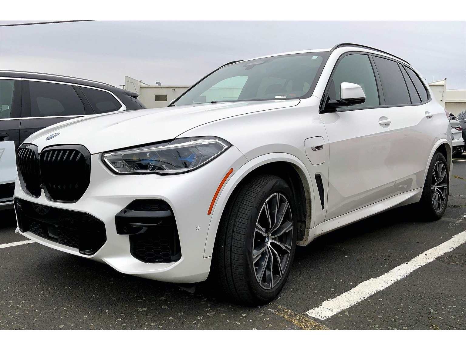 2023 BMW X5 45e's photo
