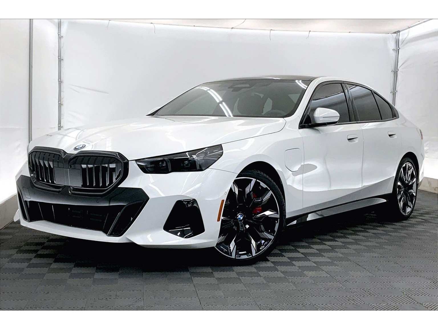 2026 BMW 5 Series 550e's photo