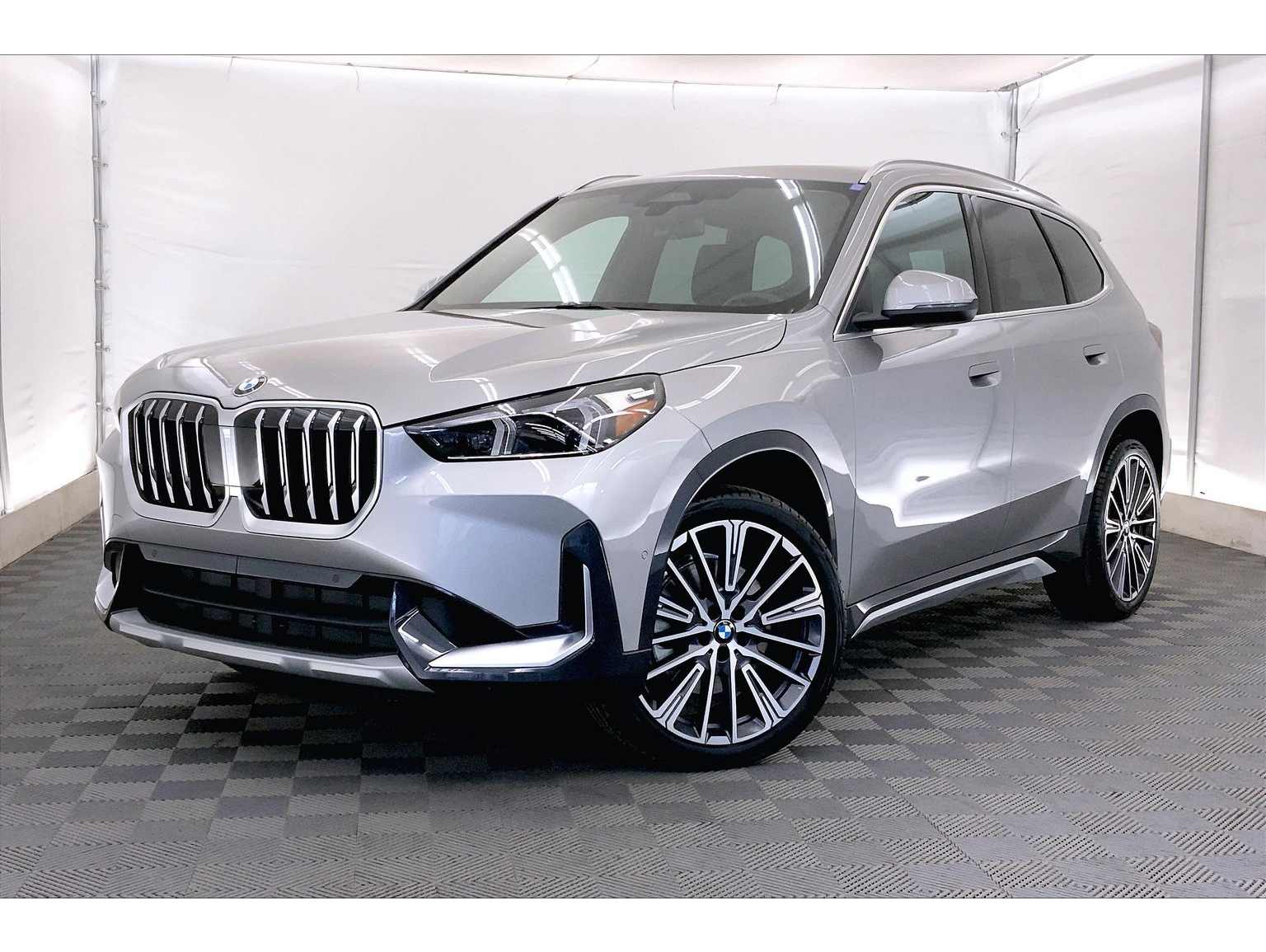 2025 BMW X1 28i's photo