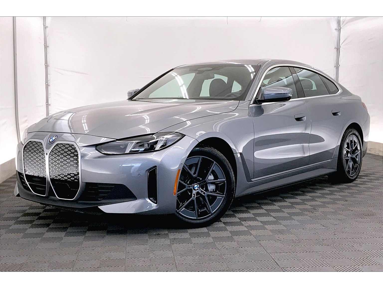 2025 BMW i4 40's photo