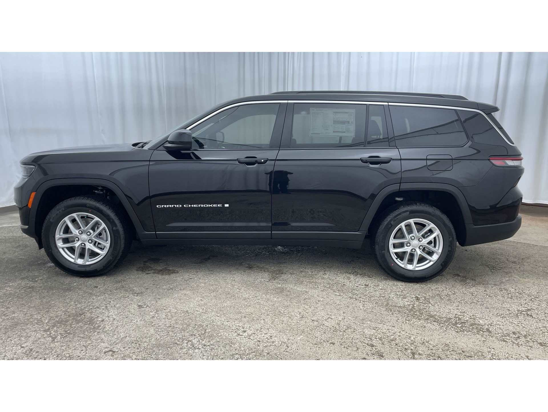 2025 Jeep Grand Cherokee L Laredo's photo