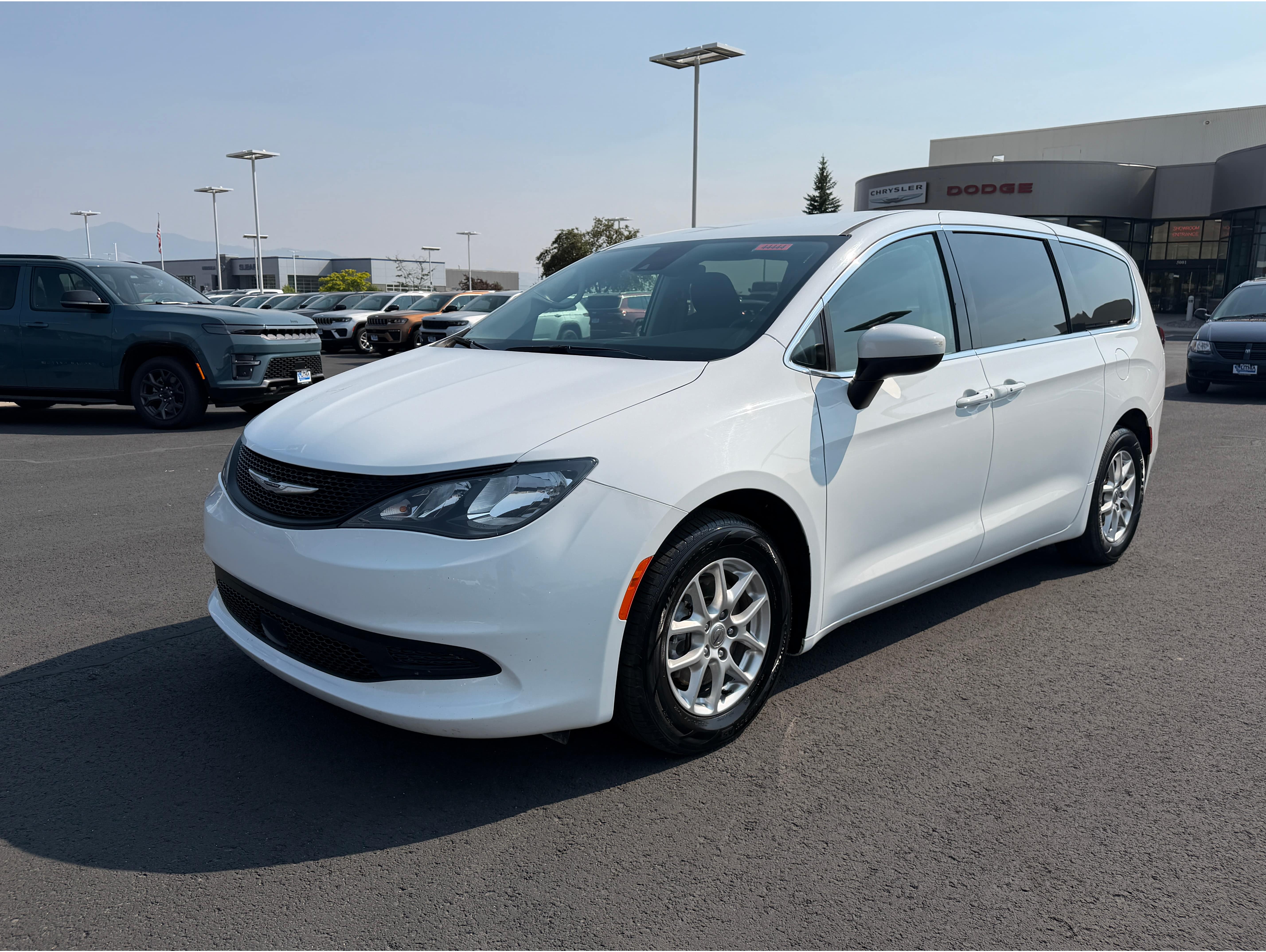 2023 Chrysler Voyager LX