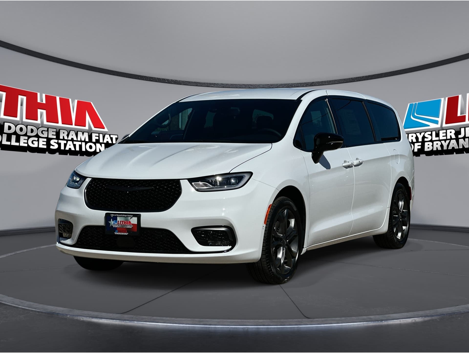 2026 Chrysler Pacifica Select's photo