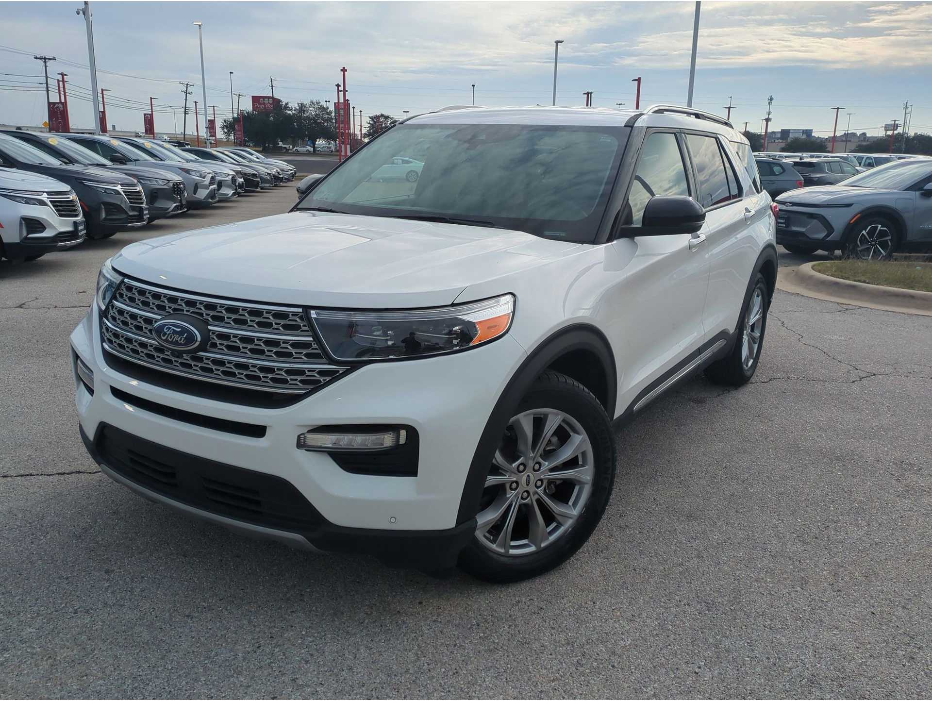 2022 Ford Explorer Limited's photo