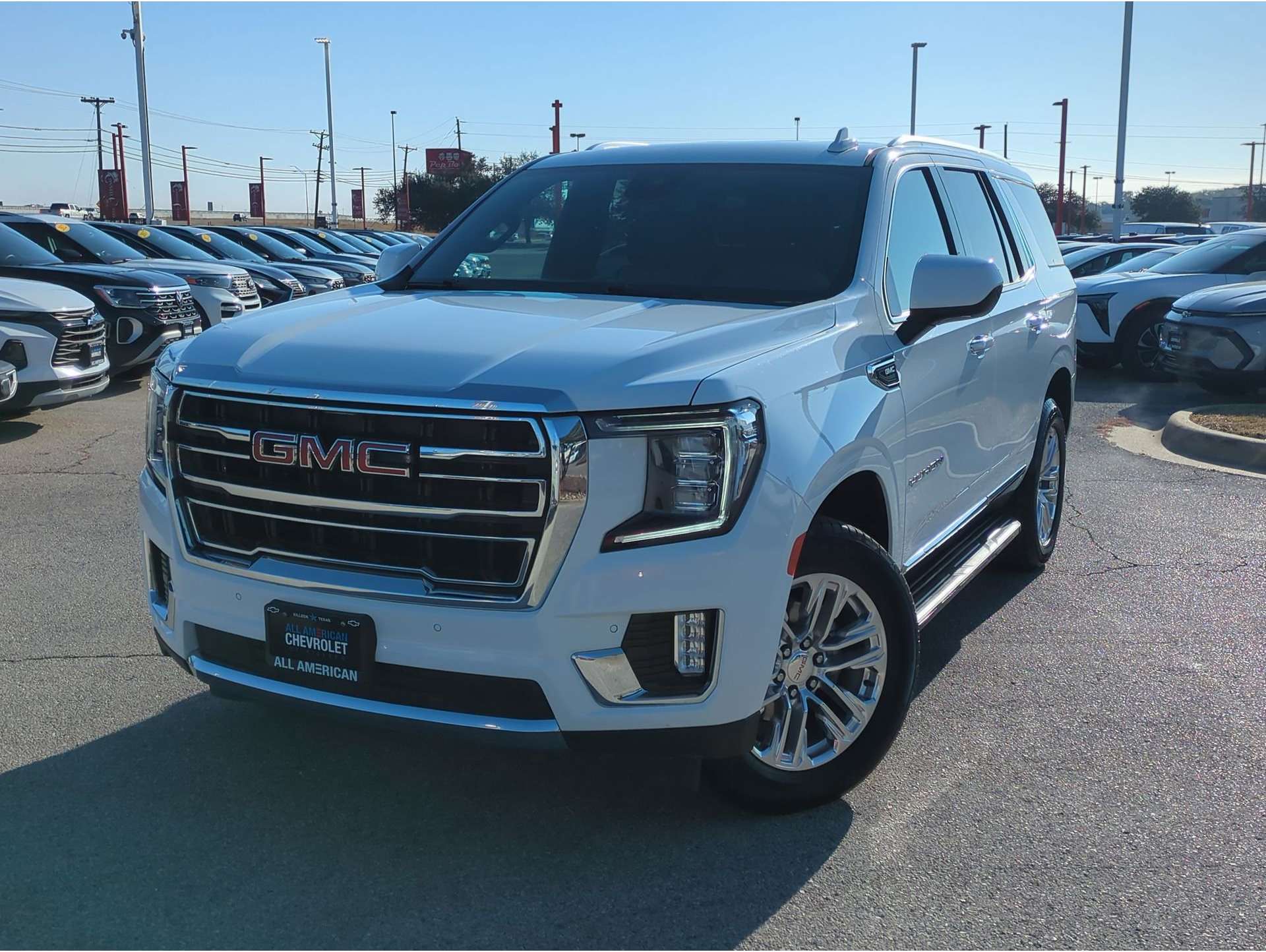 2024 GMC Yukon SLT's photo