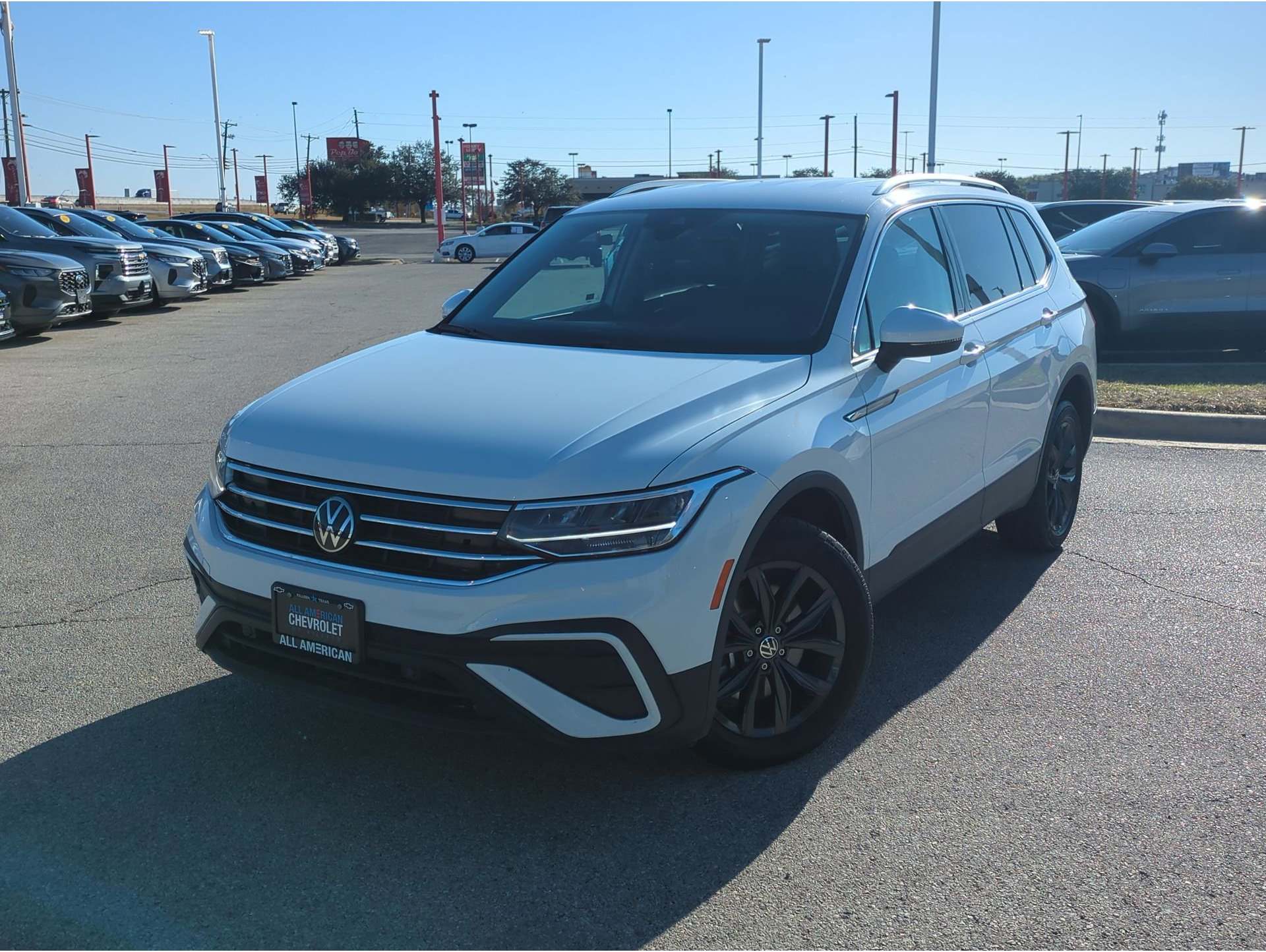 2024 Volkswagen Tiguan SE's photo