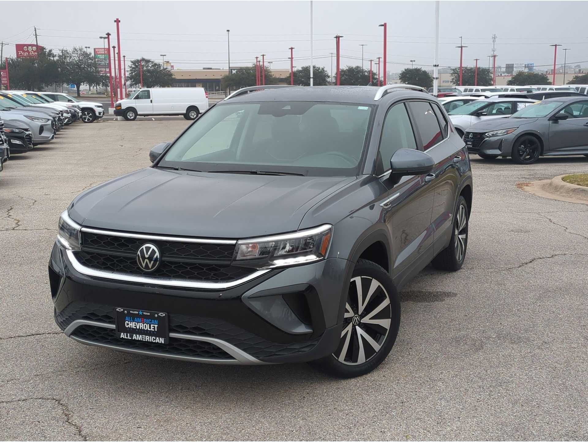 2024 Volkswagen Taos SE's photo