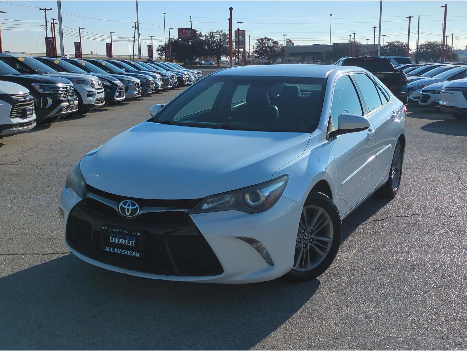 2017 Toyota Camry SE's photo