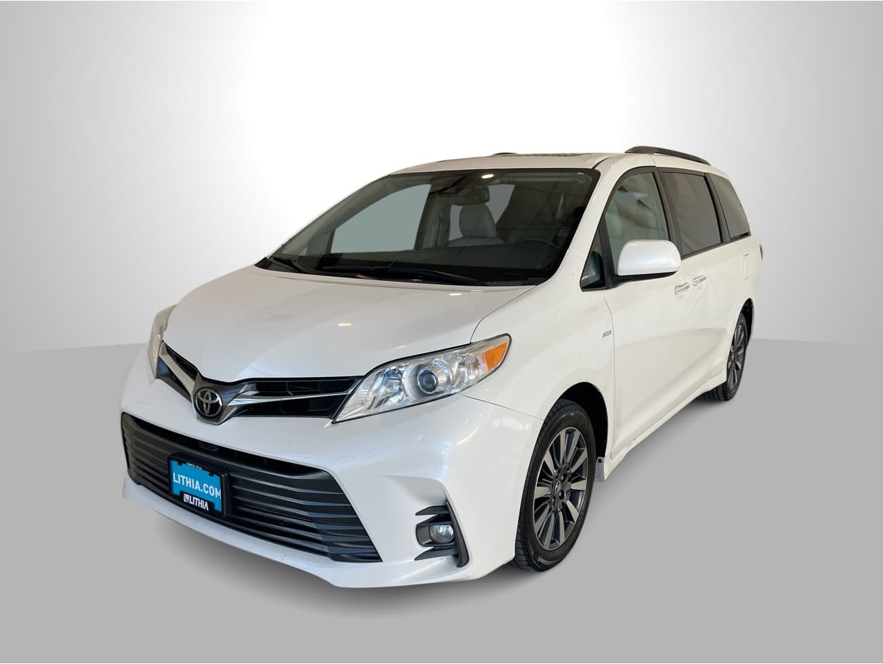 2018 Toyota Sienna XLE Premium's photo
