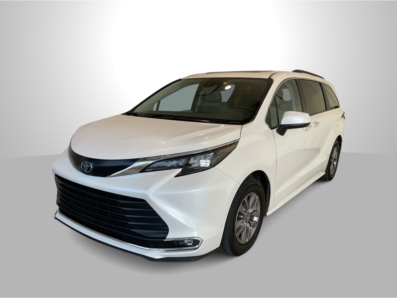 2024 Toyota Sienna XLE's photo