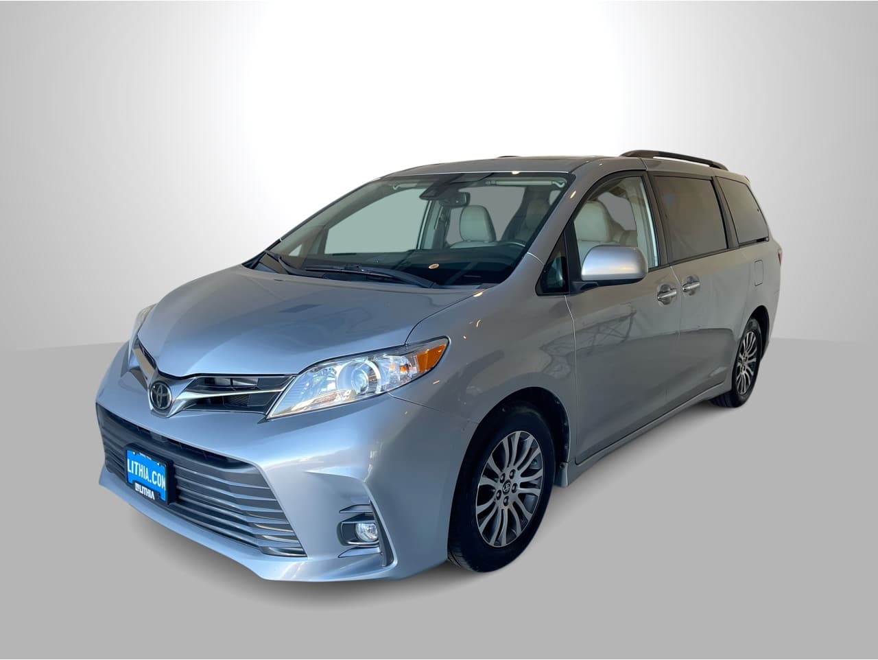 2019 Toyota Sienna XLE's photo
