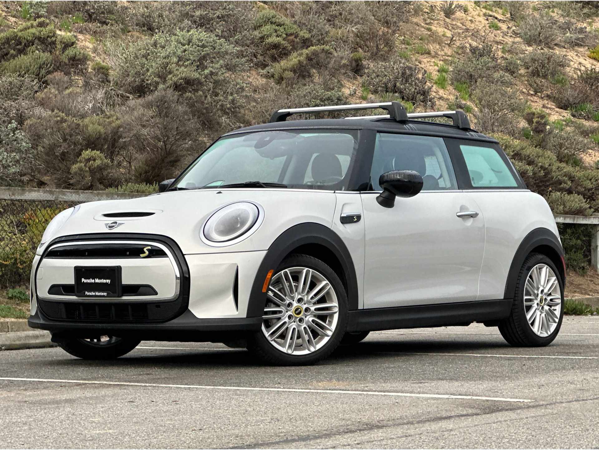 2023 MINI Hardtop 2 Door SE's photo