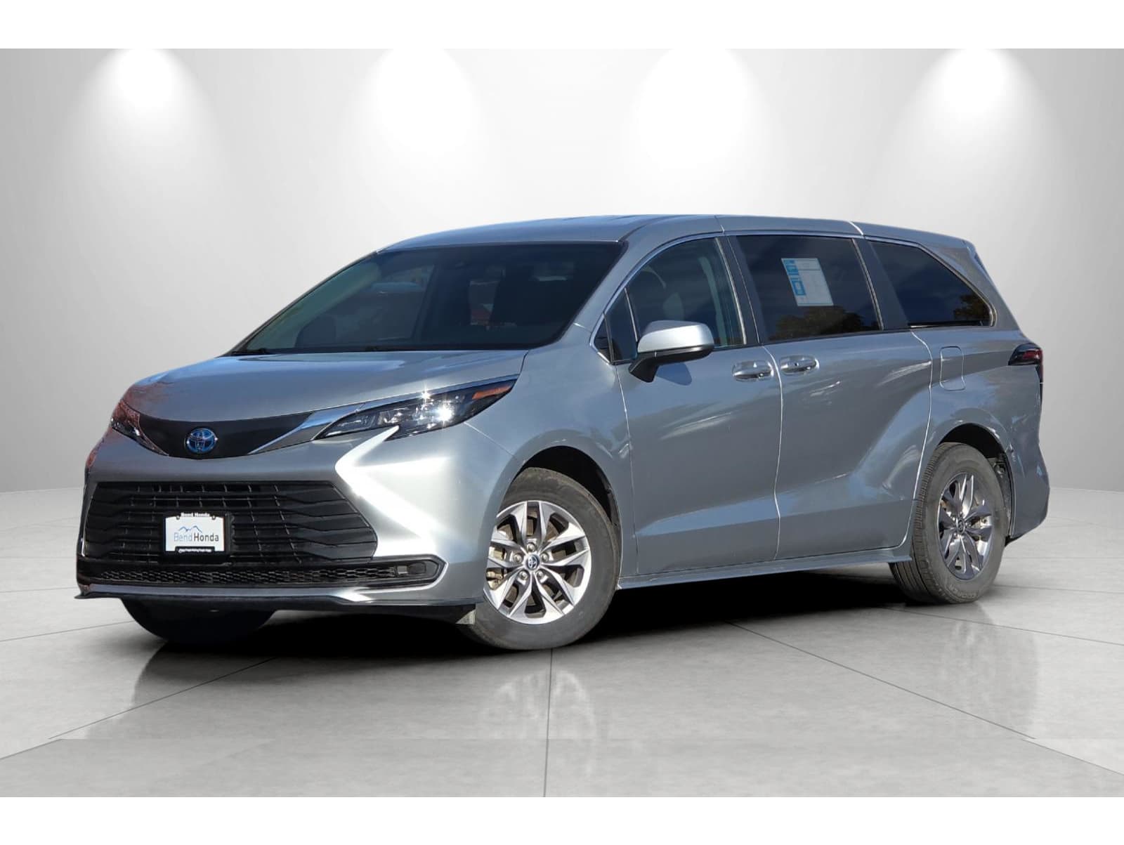 2024 Toyota Sienna LE's photo