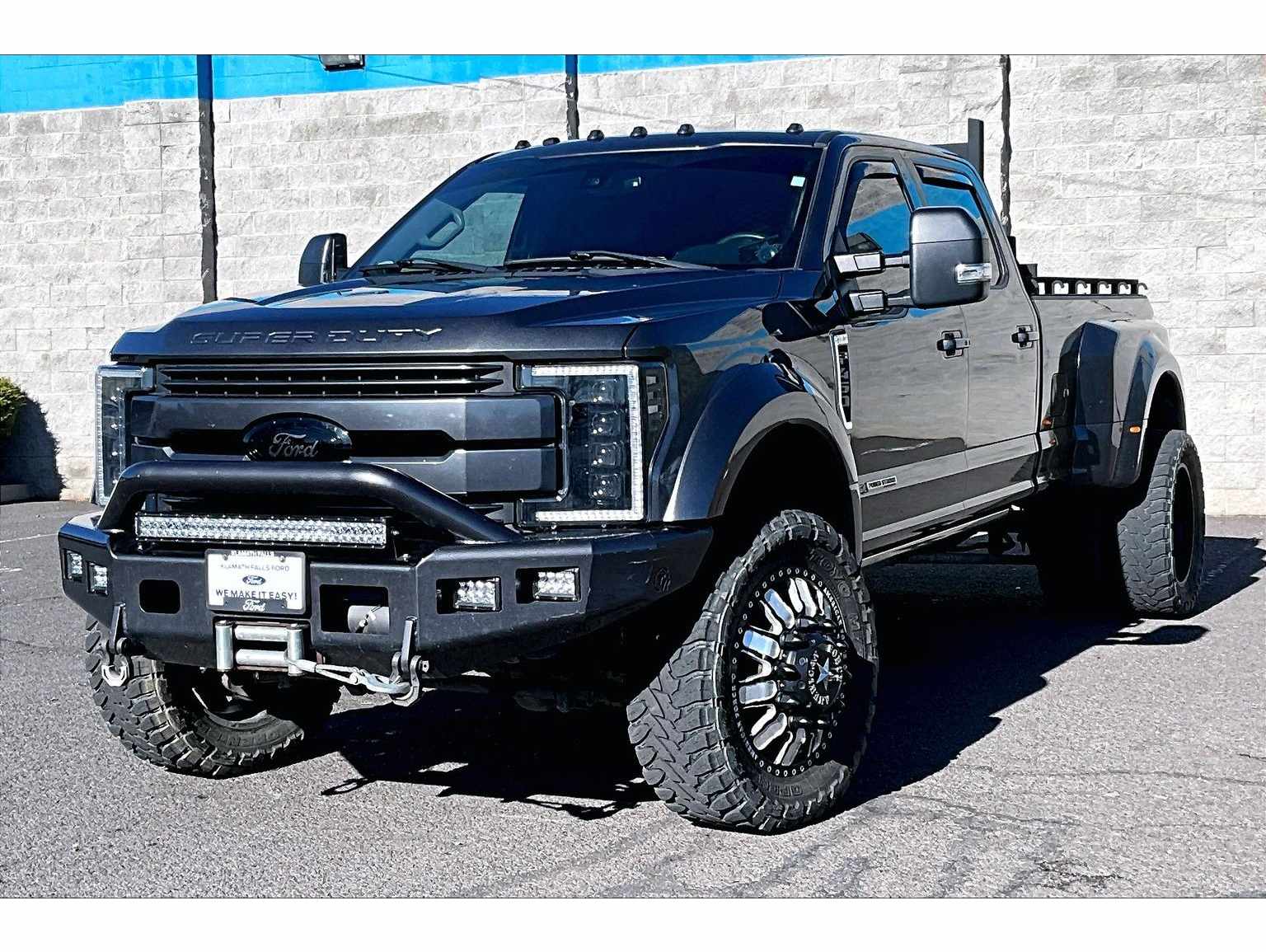 2017 Ford F-450 Super Duty Lariat's photo