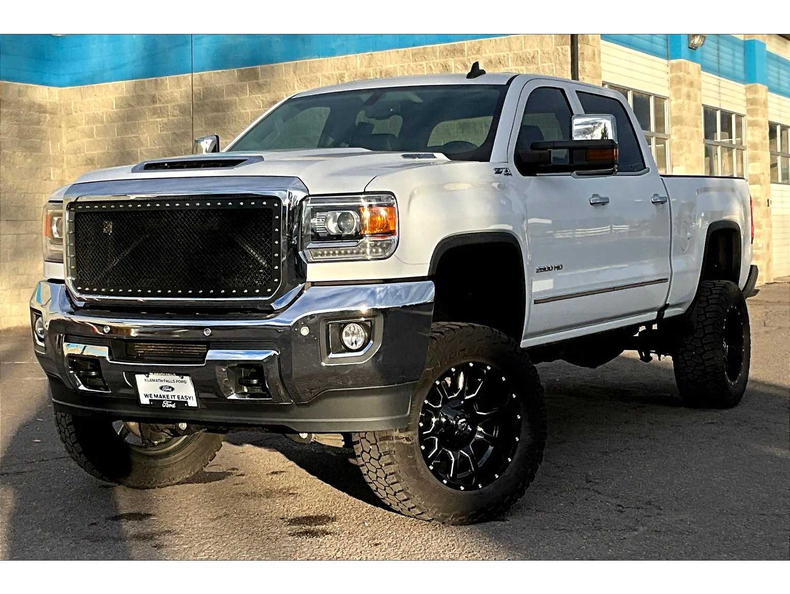 GMC Sierra 2500HD's photo