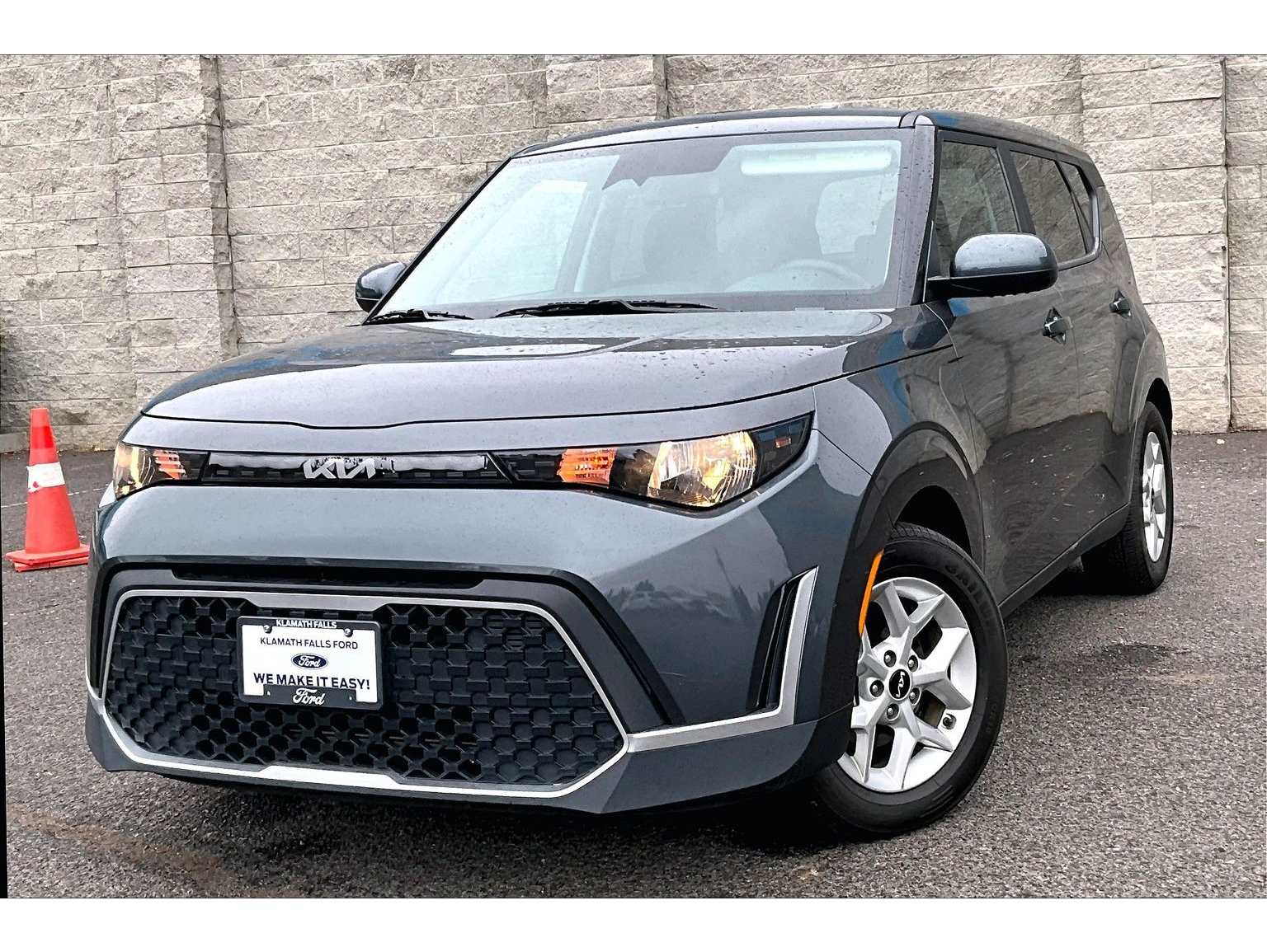 2023 Kia Soul LX's photo