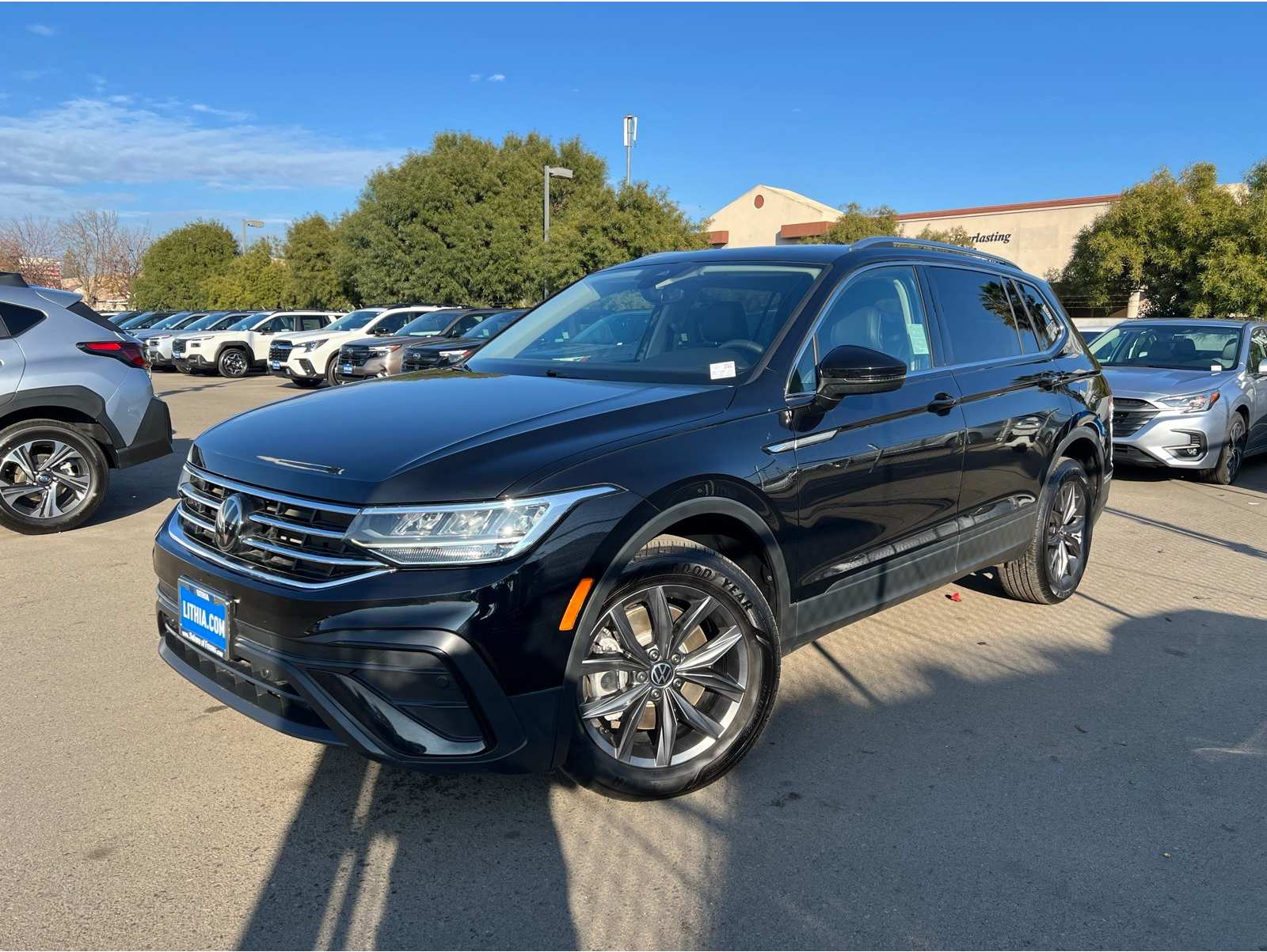 2023 Volkswagen Tiguan SE's photo