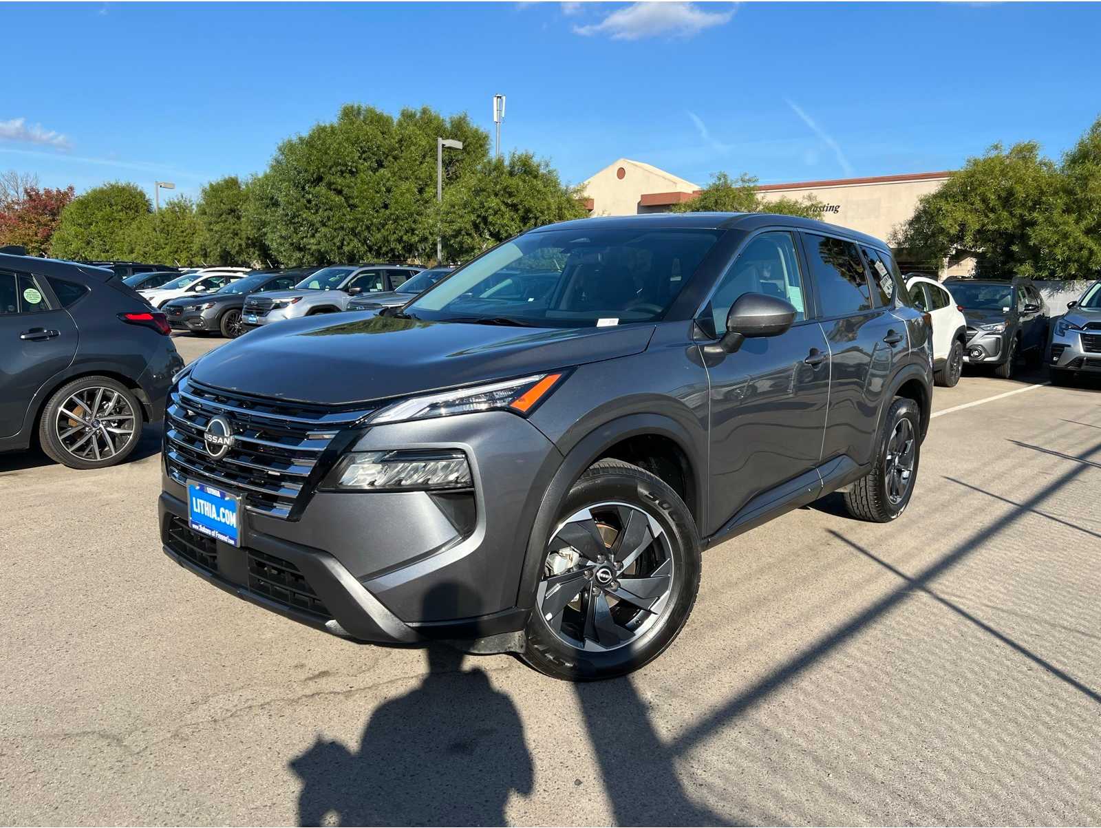 2024 Nissan Rogue SV's photo