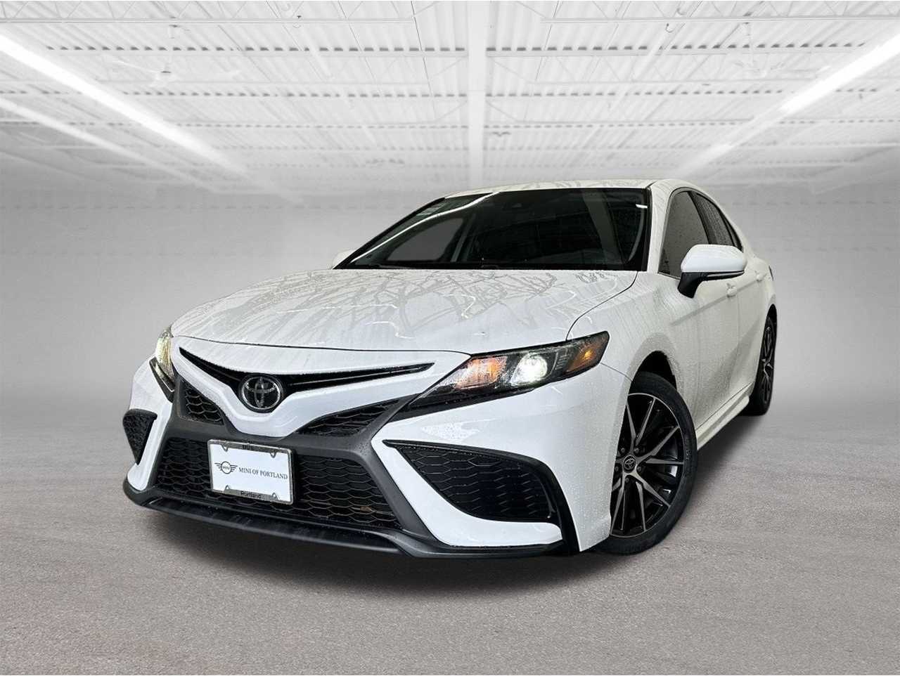 2023 Toyota Camry SE's photo